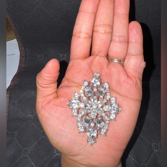 Elegant Silver Crystal Brooch - Picture 5 of 5